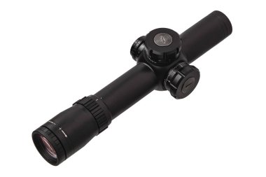beyaza bürünen silah için modern siyah optik kapsam. Görüş 