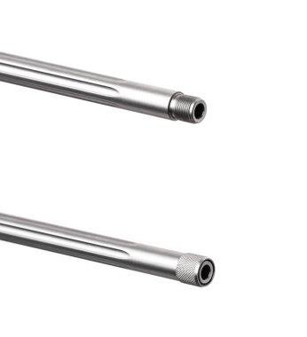 beyaz arka plan üzerinde izole modern cıvata karabina. gümüş varil 