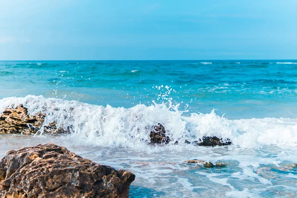 Yumuşak dalga taş koyunda çökmeye. Deniz kenarında taşlar. Deniz dalgası BRE