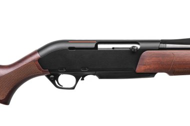 beyaz üzerinde izole modern yarı otomatik av tüfeği 