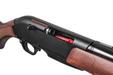 beyaz üzerinde izole modern yarı otomatik av tüfeği 