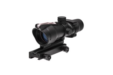 beyaza bürünen silah için modern siyah optik kapsam. Görüş 