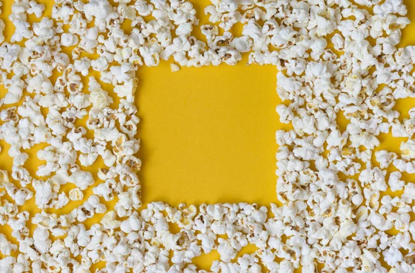 White popcorn on a yellow background. — Stock Photo, Image
