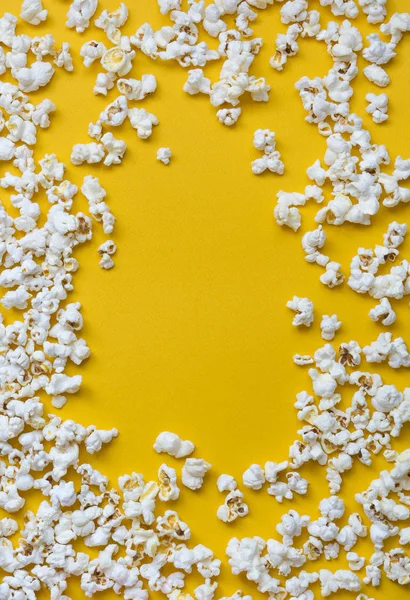 Witte popcorn op een gele achtergrond. — Stockfoto