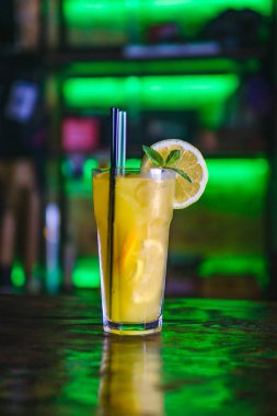 Uzun bir bardak ve limon bir dilim portakal kokteyli. 