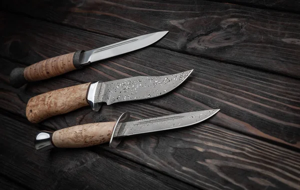 Κυνηγετικό μαχαίρι με ξύλινη λαβή σε σκούρο ξύλινο προγρό — Φωτογραφία Αρχείου
