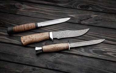 Koyu ahşap backgrou bir ahşap sapı ile Bowie bıçak Avcılık