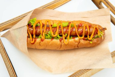 Salata ve domates ketçap ve hardal ile salatalık ile hot dog