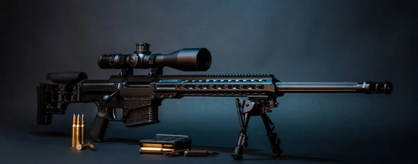 Rifle sniper poderoso moderno com uma visão telescópica montado em — Fotografia de Stock