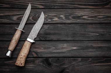 Koyu ahşap backgrou bir ahşap sapı ile Bowie bıçak Avcılık