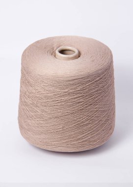 Beyaz arka plan üzerinde iplik yeşil bobin. Tekstil makara üzerinde isola