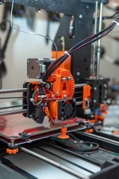 3d yazıcı elemanları. 3d baskı cihazı mekanizması