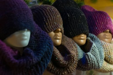 Mankenler üzerinde çok renkli örme şapka ve eşarplar. Yumuşak ve c