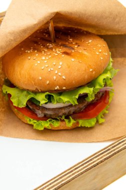 Sebzeli sığır burgerleri. Lezzetli taze ev yapımı bur