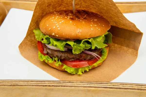 Zrób hamburgery wołowe z warzywami. Pyszne świeże domowe Bur — Zdjęcie stockowe