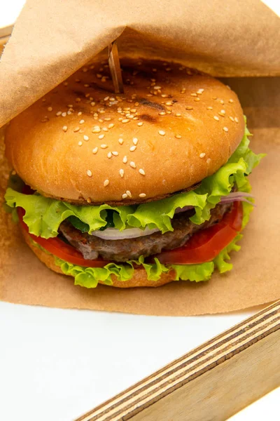 Sebzeli sığır burgerleri. Lezzetli taze ev yapımı bur