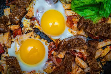 Marul, domates ve kraker ile iki yumurta kızarmış yumurta. Olun