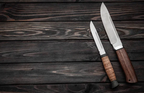 Охота ножом Боуи с деревянной ручкой на темной деревянной backgrou — стоковое фото