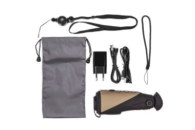 Modern monoküler termal görüntüleyici beyaz bir arka plan üzerinde izole. A