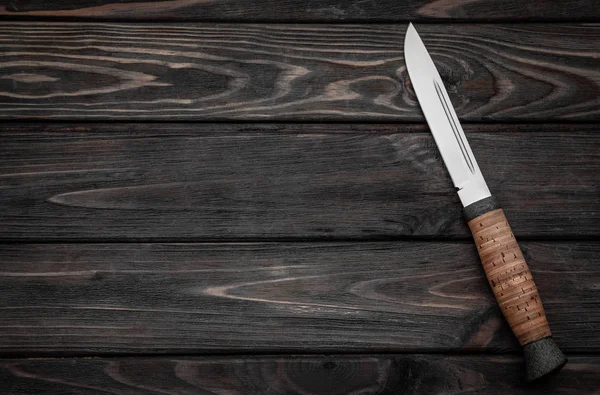 Coltello da caccia con manico in legno su backgrou in legno scuro — Foto Stock