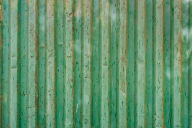 Yeşil oluklu nakliye konteyner geri. Eski nakliye konteyneri