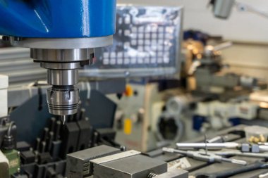 Bir atölyede metal işleme için torna. Profesyonel için modern bir torna