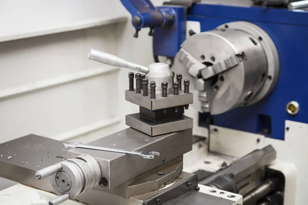 Torno para el procesamiento de metales en un taller. Un torno moderno para pro —  Fotos de Stock