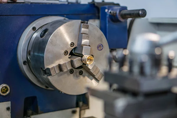 Drehmaschine für die Metallbearbeitung in einer Werkstatt. eine moderne Drehmaschine für Profis — Stockfoto