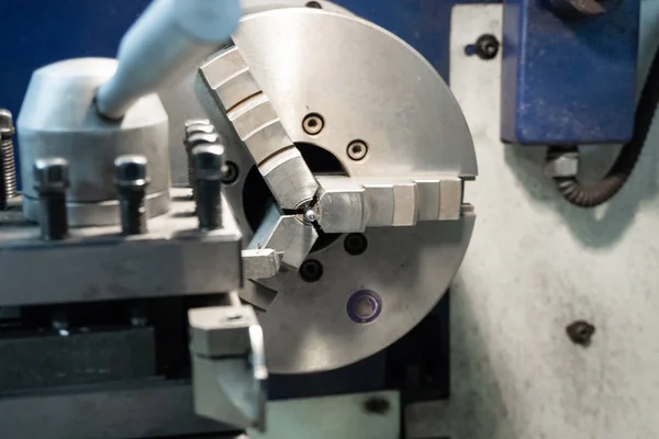 Drehmaschine für die Metallbearbeitung in einer Werkstatt. eine moderne Drehmaschine für Profis — Stockfoto