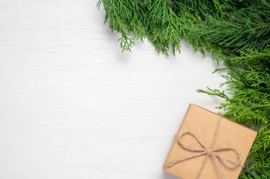 Kağıt hediye kutusu bir beyaz ahşap arka plan üzerinde ip ile bağlı