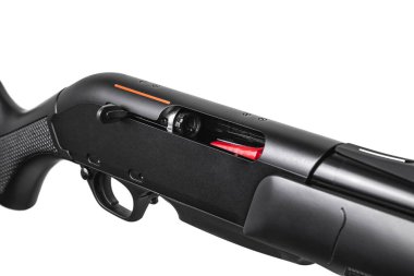 beyaz üzerinde izole modern yarı otomatik av tüfeği 