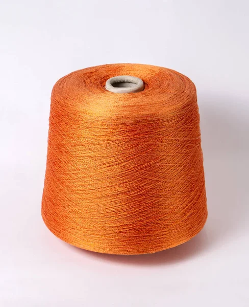 Bobbin of yarn on a white background. Side view.Textile reel on — Stock Photo, Image