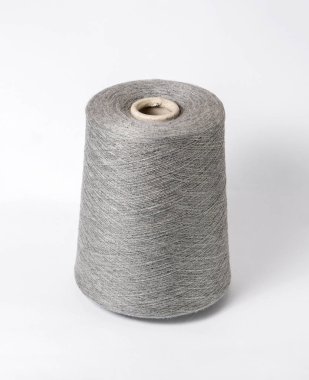 beyaz bir arka plan üzerinde iplik bobini. Yan görünüm. Tekstil makara üzerinde 