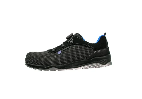 Modern fekete cipő, kék akcentussal. Sportcipők izolálása — Stock Fotó