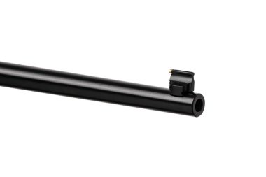 Beyaz arka planda tahtadan poposu olan tek atış tüfeği..