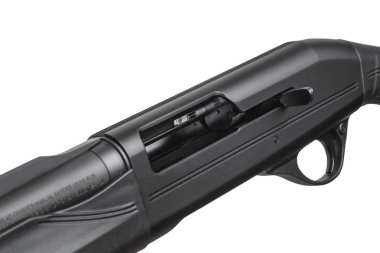 Modern yarı otomatik solak av tüfeği beyaz sırtında izole edildi.