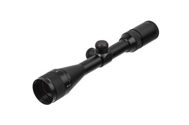 beyaza bürünen silah için modern siyah optik kapsam. Görüş 