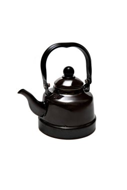 Metal siyah çaydanlık beyaz arka planda izole edilir. Eski moda. 