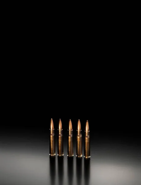 Proiettile isolato su fondo nero con riflesso. Proiettile — Foto Stock