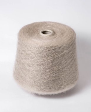 beyaz bir arka plan üzerinde iplik bobini. Yan görünüm. Tekstil makara üzerinde 