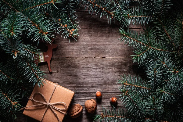 Un marco de ramas de abeto y caja de papel de regalo atado con cordel. Chr. —  Fotos de Stock