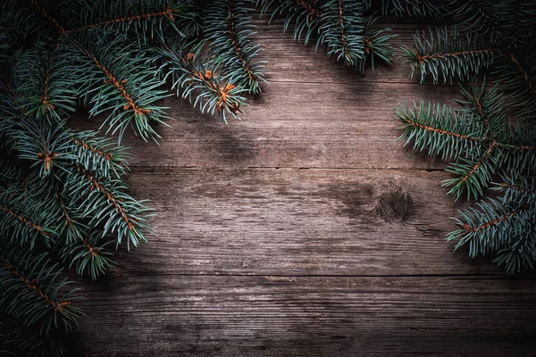 Cadre vert Noël de branches de sapin sur une planche grise vintage — Photo