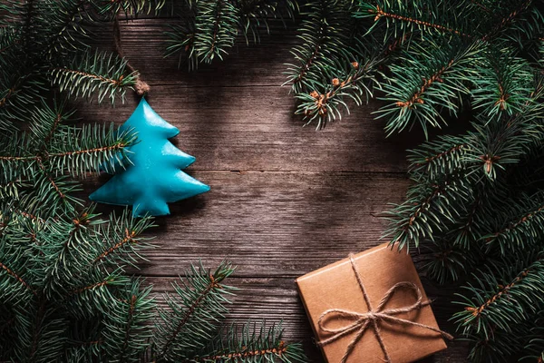 Un marco de ramas de abeto y caja de papel de regalo atado con cordel. Chr. —  Fotos de Stock