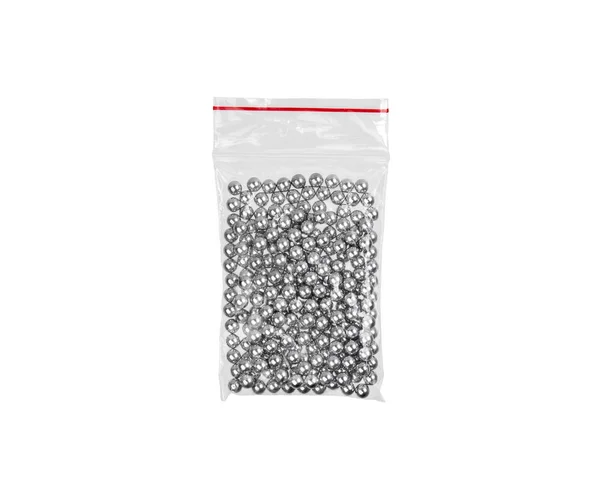 Bolas de aço em um saco de plástico isolar em um fundo branco. Bola — Fotografia de Stock