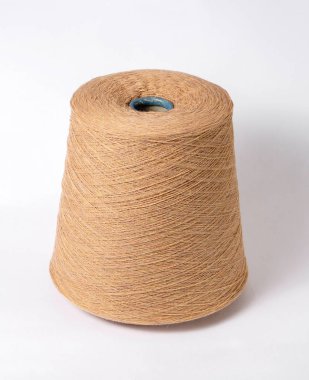 beyaz bir arka plan üzerinde iplik bobini. Yan görünüm. Tekstil makara üzerinde 