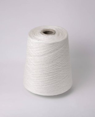 beyaz bir arka plan üzerinde iplik bobini. Yan görünüm. Tekstil makara üzerinde 