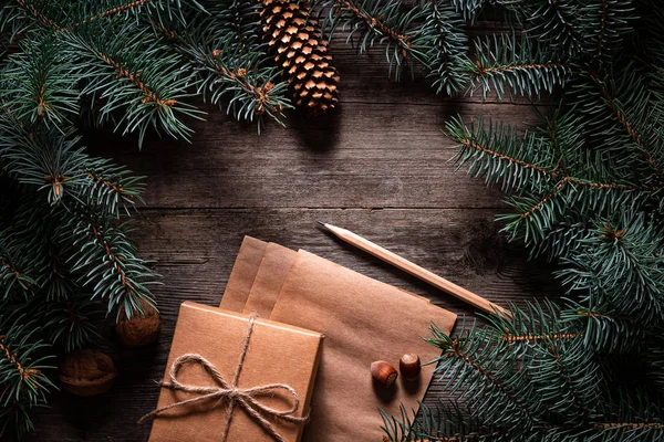 Un marco de ramas de abeto y caja de papel de regalo atado con cordel. Chr. —  Fotos de Stock