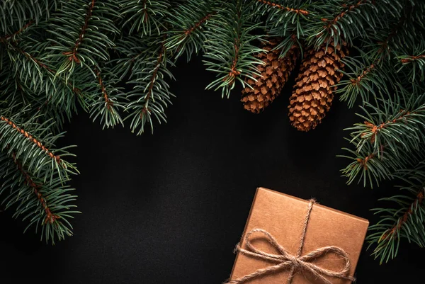 Un marco de ramas de abeto y caja de papel de regalo atado con cordel. Chr. —  Fotos de Stock