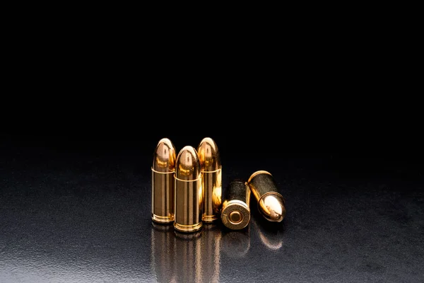 반사와 검은 배경에 고립 된 총알. 소총 탄환 — 스톡 사진