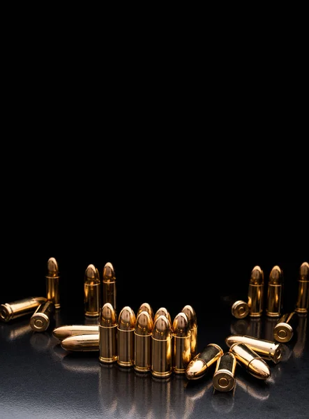 반사와 검은 배경에 고립 된 총알. 소총 탄환 — 스톡 사진